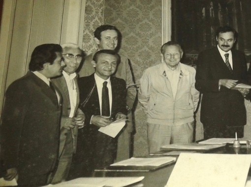 Luciano Bronzi (il terzo da sinistra) in uno scatto de &quot;La Prealpina&quot; che lo ritrae durante l'insediamento della giunta Gibilisco del 1980