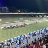 Luci all'ippodromo delle Bettole: stasera a Varese la voglia di correre batte il De Profundis