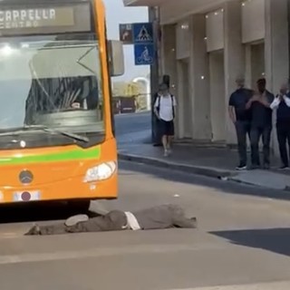 L'uomo sdraiato in strada ieri in via Morosini