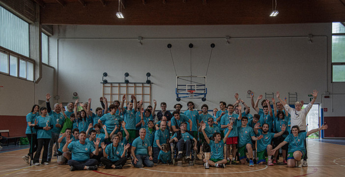 Foto di gruppo per i partecipanti al torneo di baskin tenutosi presso la palestra Falaschi