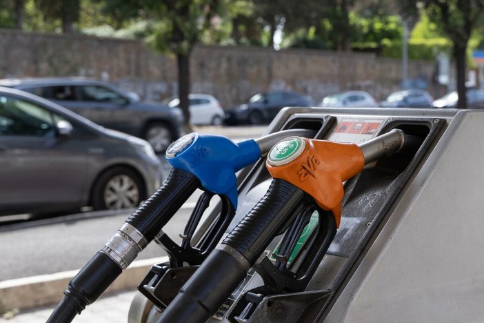 Carburanti, il governo proroga lo sconto sulle accise fino al 5 settembre. Tensioni Fi-Lega su extraprofitti Carburanti, il governo proroga lo sconto sulle accise fino al 5 settembre. Tensioni Fi-Lega su extraprofitti