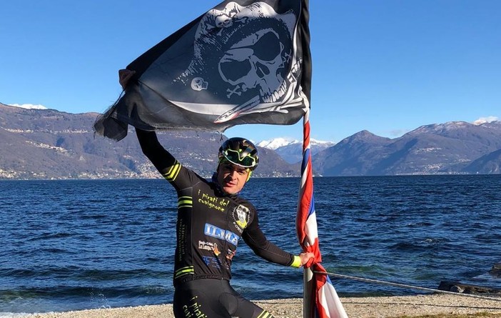 L'OMAGGIO A PANTANI. Martino Caliaro in bici sulle strade del lago con una bandiera del Pirata