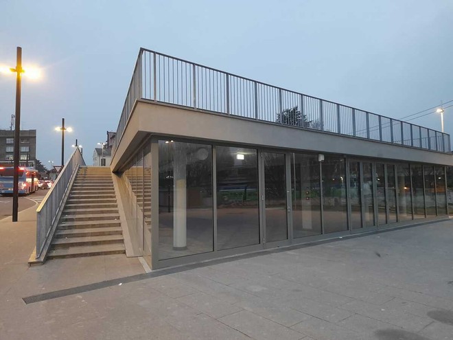 Una parte del nuovo immobile di piazzale Kennedy accoglierà il nuovo bar e punto di ristorazione dell'area stazioni. Nelle foto in gallery scalinata e terrazza