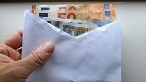 Un semplice gesto d'onestà: trova una busta con 2.800 euro a Germignaga e la consegna ai carabinieri
