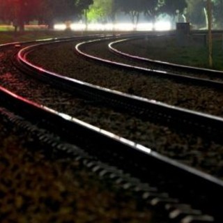 Dramma nella notte: uomo muore travolto dal treno a Castronno