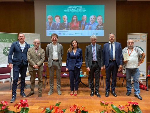 Da sinistra i sette candidati sindaco di Varese all'Insubria: Tomasella, Zanzi, Bianchi, Cazzato, Galimberti, Coletto e Pitarresi