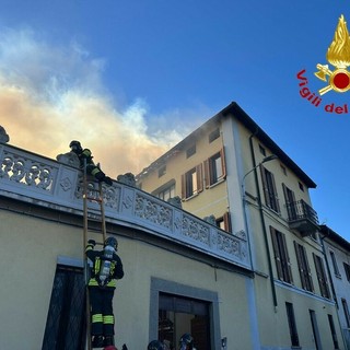 I vigili del fuoco al lavoro durante l'incendio