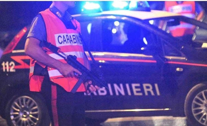 Alla guida senza patente e con la targa alterata con il nastro adesivo: denunciato