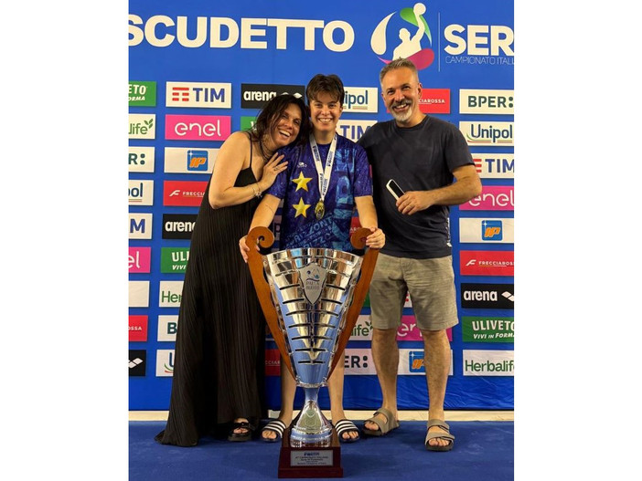 Beatrice Cassarà festeggia lo scudetto con mamma, papà e la coppa Beatrice Cassarà festeggia lo scudetto con mamma, papà e la coppa