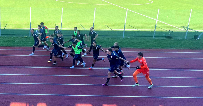 I giocatori del Varese mano nella mano corrono sotto la curva a fine partita I giocatori del Varese mano nella mano corrono sotto la curva a fine partita
