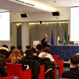 "Consiglieri per un giorno 5.0": al via il progetto regionale di educazione civica. Coinvolte due scuole del Varesotto