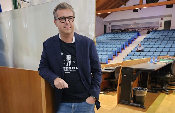 Gallarate, minuto di silenzio in consiglio comunale per Charlie Kirk e la senatrice Hortman