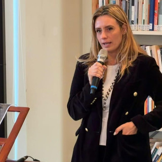 Rossetti rossi per la cultura del rispetto. Caruso: «Un gesto simbolico e risorse reali per rafforzare la rete provinciale nella tutela delle donne»