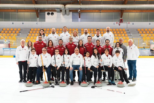 Il Varese Curling e, sotto in gallery, la prima storica squadra varesina di Stock Sport composta da Raffaele Tommasina e Michele Corrao, poi gli studenti del Centro Formazione Professionale impegnati la mattina sul ghiaccio dell'Acinque Ice Arena