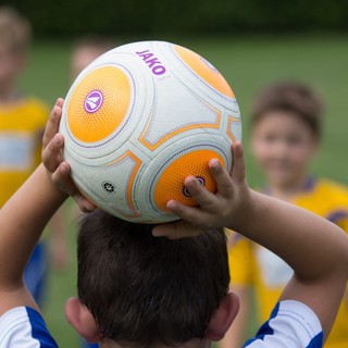 La lezione di calcio data dai piccoli