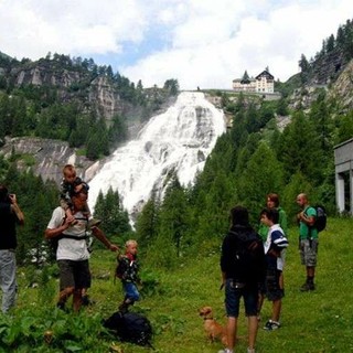 Lo spettacolo della Cascata del Toce nel comune di Formazza, in frazione Frua, a quota 1.675 metri Lo spettacolo della Cascata del Toce nel comune di Formazza, in frazione Frua, a quota 1.675 metri