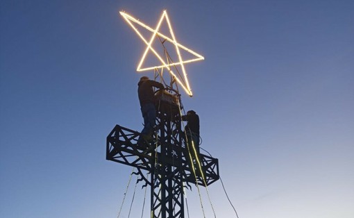 Il Crocione sul Monte Useria illuminato per Natale