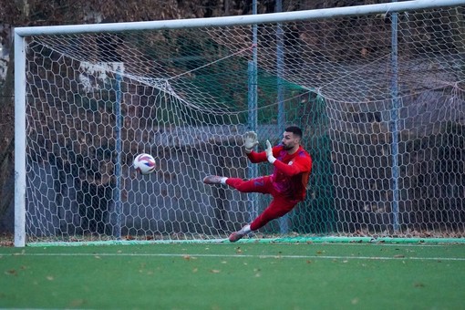 Gianmarco Chironi, 28 anni, portierone da categoria superiore para il rigore di Mariano (foto Samuele Lucchi - Solbiatese Calcio 1911)