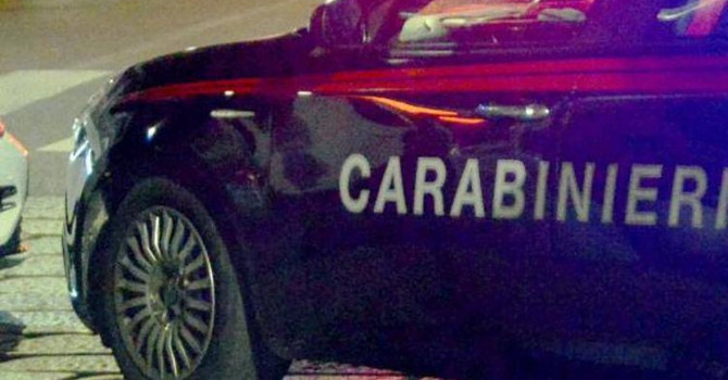 Semina caos e violenza davanti alla stazione: arrestato