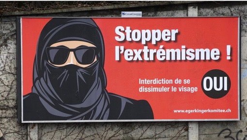I manifesti a favore del &quot;sì&quot; nella votazione di oggi in Svizzera sul divieto di dissimulare il volto nei luoghi pubblici