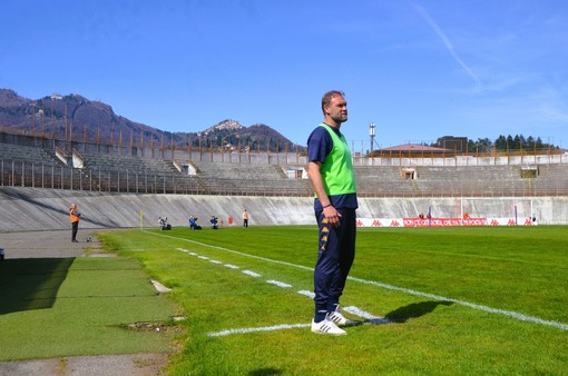 L'allenatore Ciceri in piedi nel deserto del Franco Ossola (foto Ezio Macchi)