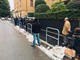 Varese, decine di anziani in coda fuori dalle poste: attese e disagi
