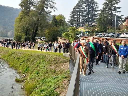 In centinaia per la prima passeggiata sulla nuova ciclopedonale del lago di Ghirla inaugurata oggi