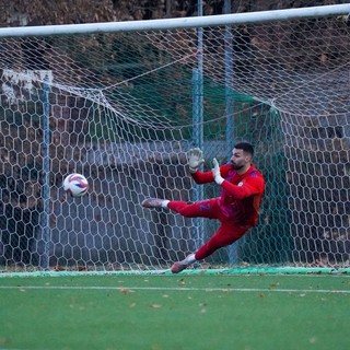Gianmarco Chironi, 28 anni, portierone da categoria superiore para il rigore di Mariano (foto Samuele Lucchi - Solbiatese Calcio 1911)