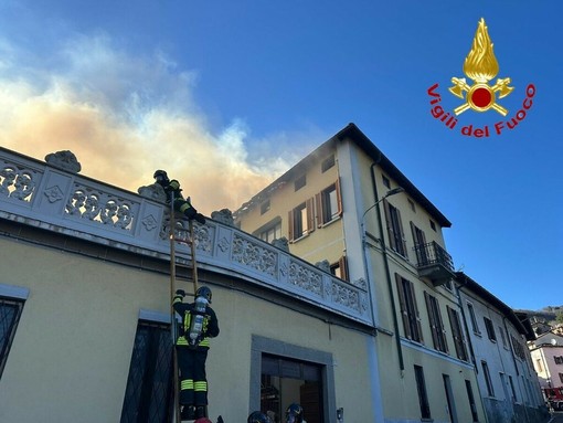 I vigili del fuoco al lavoro durante l'incendio