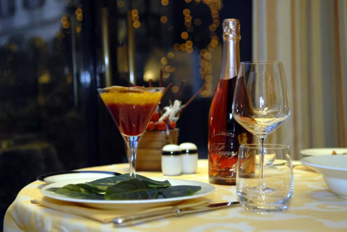 Cenone di Capodanno, da numero bicchieri a centimetri tra i piatti: cinque errori da evitare a tavola Cenone di Capodanno, da numero bicchieri a centimetri tra i piatti: cinque errori da evitare a tavola