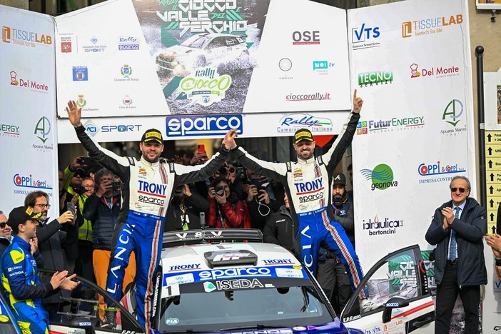 Andrea Crugnola (a destra) in trionfo con il navigatore Luca Beltrame al Ciocco sulle strade toscane (Foto Alessandro Umberto Galbiati)