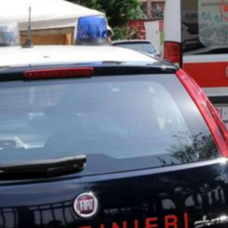 Cosparge il padre con liquido infiammabile e gli dà fuoco uccidendolo: arrestato