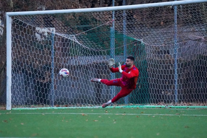 Gianmarco Chironi, 28 anni, portierone da categoria superiore para il rigore di Mariano (foto Samuele Lucchi - Solbiatese Calcio 1911)