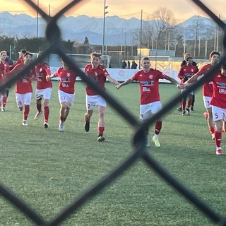 La corsa dei giocatori del Varese dopo la vittoria folle di Vinovo contro il Chisola