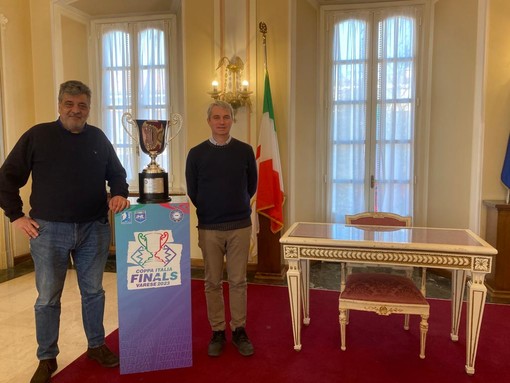 La Coppa Italia dell'hockey esposta a Palazzo Estense: tutti a caccia di un selfie con la storia