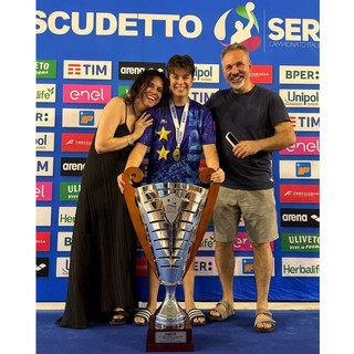 Beatrice Cassarà festeggia lo scudetto con mamma, papà e la coppa