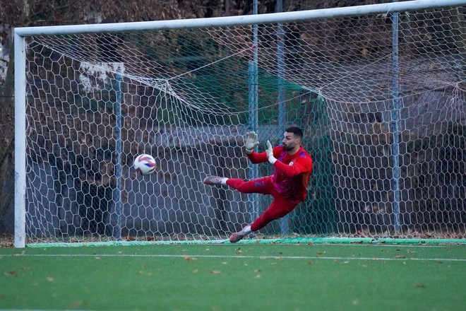 Gianmarco Chironi, 28 anni, portierone da categoria superiore para il rigore di Mariano (foto Samuele Lucchi - Solbiatese Calcio 1911)