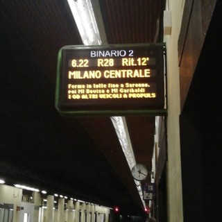 Il ritardo per la Centrale è cresciuto, fino a far fermare il treno prima, a Garibaldi