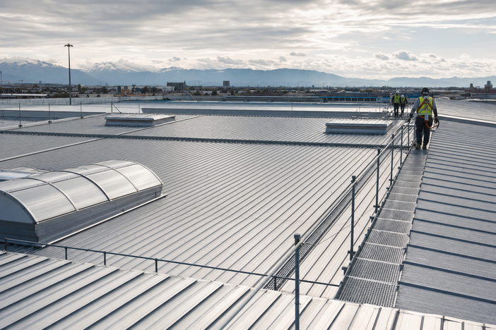 Coperture per capannoni industriali, tra sicurezza, efficienza energetica e continuità operativa