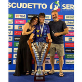 Beatrice Cassarà festeggia lo scudetto con mamma, papà e la coppa
