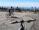 Cicloamatori al belvedere del Campo dei Fiori, dove oggi si sono toccati i 29 gradi