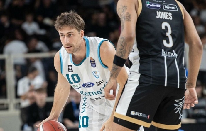 Andrea De Nicolao, ex playmaker di Varese, oggi alla Acqua S.Bernardo Cantù (foto di Pallacanestro Cantù) Andrea De Nicolao, ex playmaker di Varese, oggi alla Acqua S.Bernardo Cantù (foto di Pallacanestro Cantù)