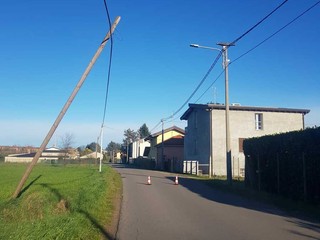 Pali pericolanti in via Corbetta