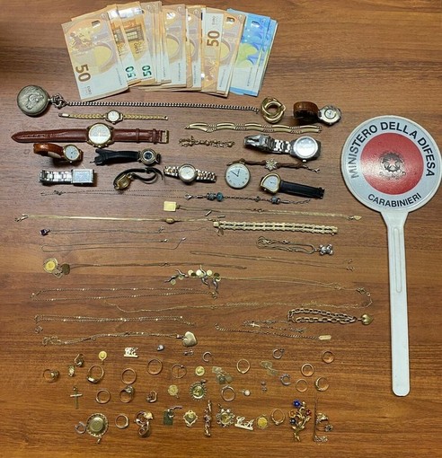 Truffano un'anziana con il trucco del falso carabiniere, arrestati due uomini della provincia di Varese Truffano un'anziana con il trucco del falso carabiniere, arrestati due uomini della provincia di Varese
