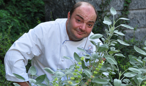 Silvio Battistoni, chef sopraffino che ha amato il Sacro Monte e Varese, ricambiato da tutti i clienti. Sotto in gallery è in cucina con lo staff del "Colonne" Silvio Battistoni, chef sopraffino che ha amato il Sacro Monte e Varese, ricambiato da tutti i clienti. Sotto in gallery è in cucina con lo staff del "Colonne"