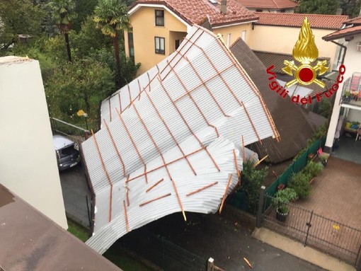 Maltempo, la furia del vento danneggia i tetti di due scuole. Vigili del fuoco al lavoro a Venegono e Castelseprio