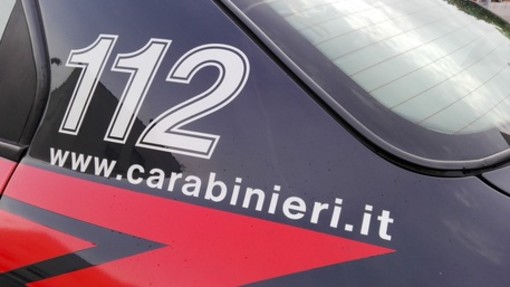 Senzatetto rompe i vetri delle auto parcheggiare in via Cavour: denunciato