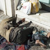 LA STORIA. Quando il clochard cerca un riparo sotto casa tua. E improvvisamente non è più invisibile LA STORIA. Quando il clochard cerca un riparo sotto casa tua. E improvvisamente non è più invisibile