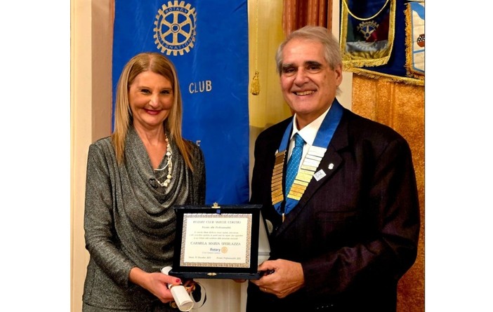 Consegnato alla dirigente scolastica Carmen Sferlazza il premio alla professionalità del Rotary Club Ceresio Consegnato alla dirigente scolastica Carmen Sferlazza il premio alla professionalità del Rotary Club Ceresio