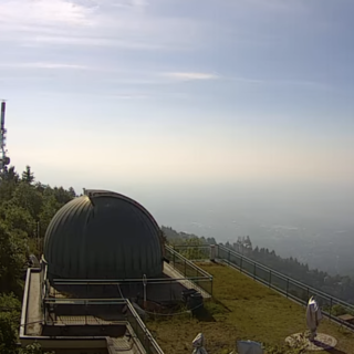 L'osservatorio al Campo dei Fiori visto dalla webcam del Centro Geofisico Prealpino L'osservatorio al Campo dei Fiori visto dalla webcam del Centro Geofisico Prealpino